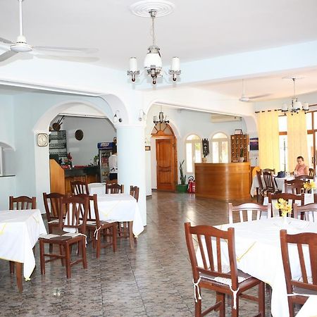 Hotel Alpine Vlorë Екстериор снимка
