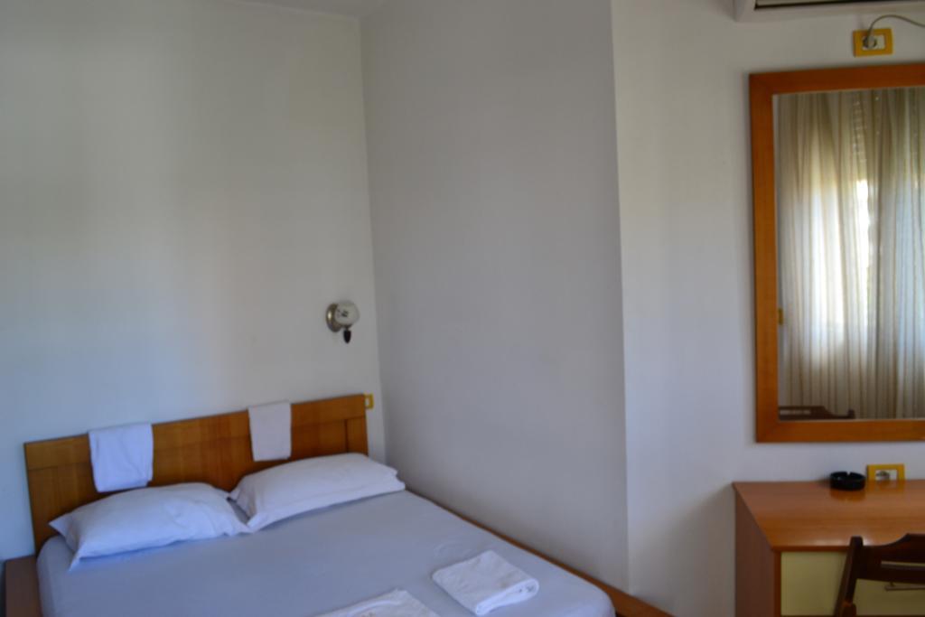 Hotel Alpine Vlorë Стая снимка