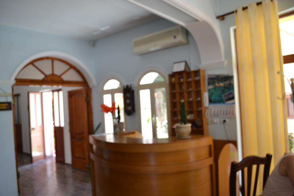 Hotel Alpine Vlorë Екстериор снимка