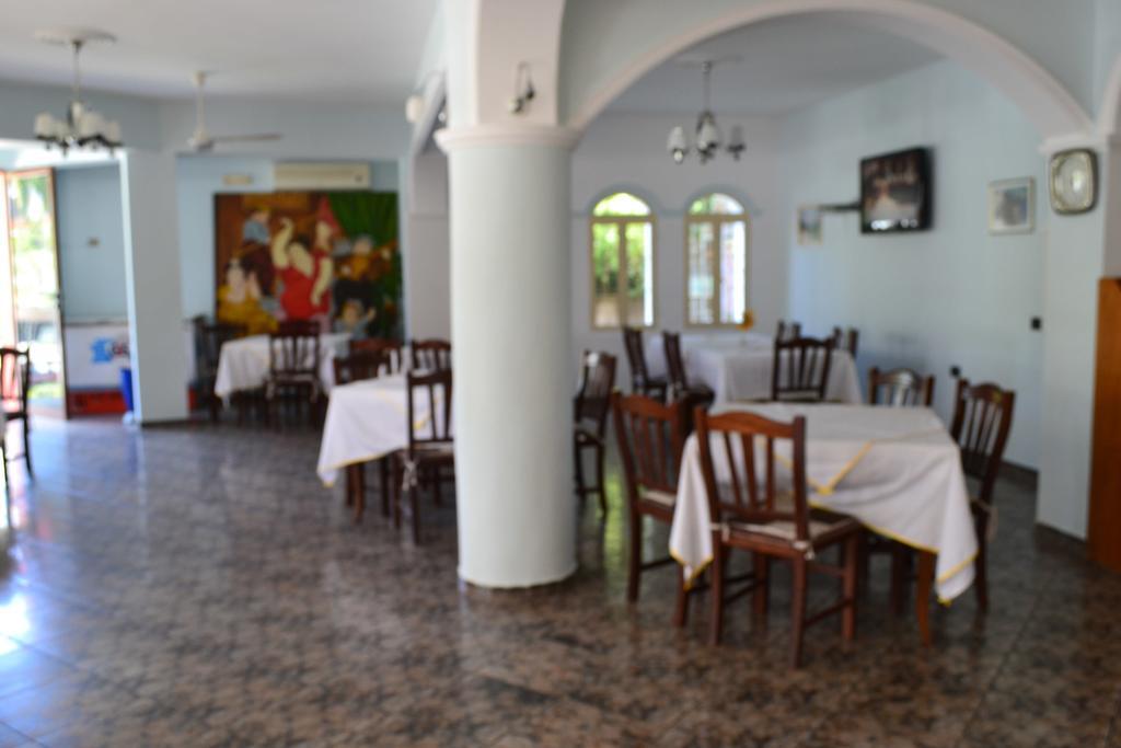 Hotel Alpine Vlorë Екстериор снимка